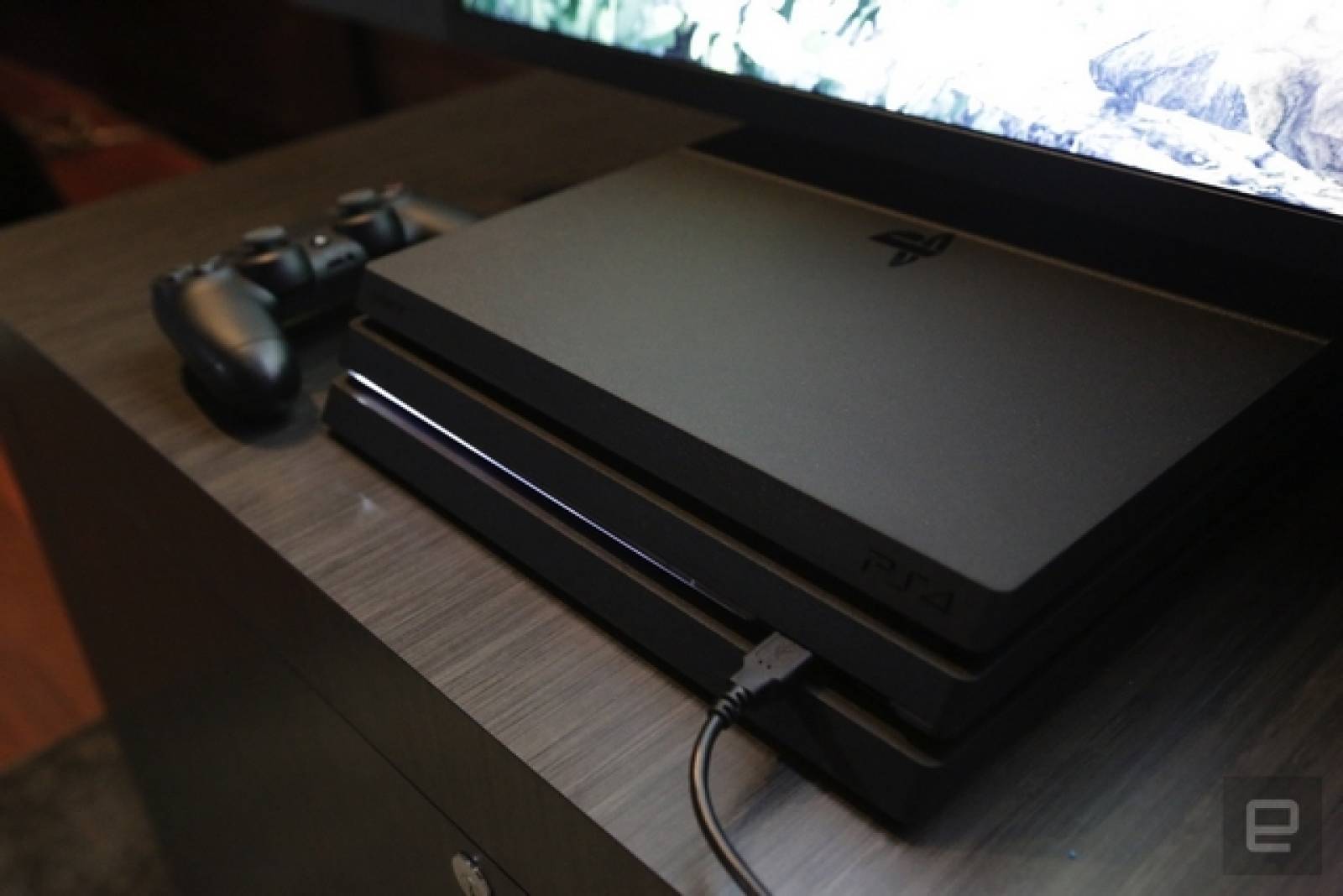 Xbox One X vs PS4 Pro: Đâu mới là cỗ máy chơi game 4K tối thượng?