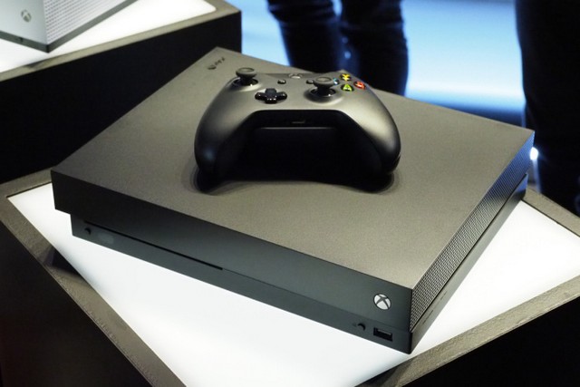 Cận cảnh Xbox One X: Máy console mạnh nhất thế giới là đây chứ đâu